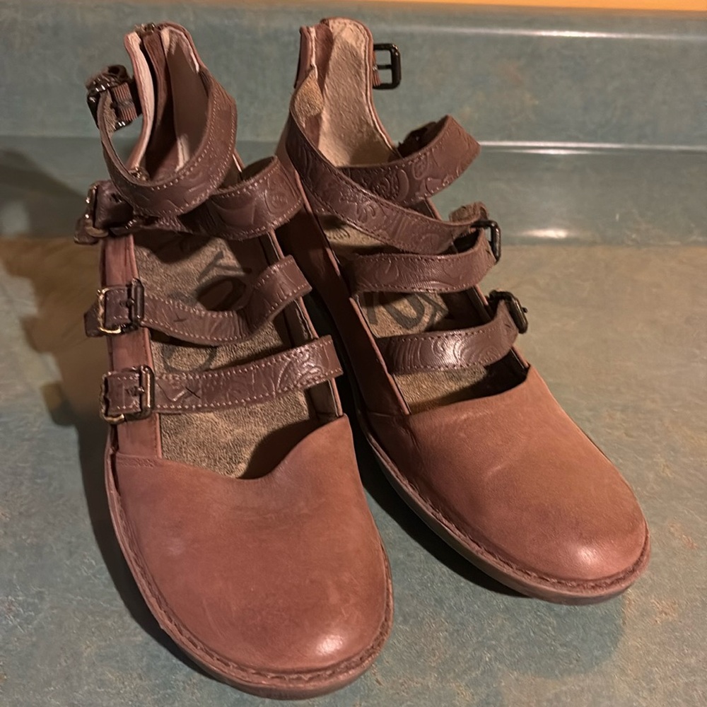 OTBT wedge buckled shoe size 9 lt brown/dk brown